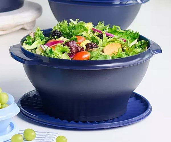 TUPPERWARE 17 1/4-cup LT AQUA BLUE SERVALIER BOWL w/ ONE-TOUCH ACCORDION ROUND SEAL