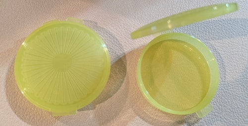 Tupperware 10 LEMON YELLOW CLAMSHELL MULTI-PURPOSE ROUND PILL COIN KEEPER