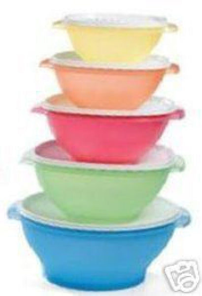 TUPPERWARE 17 1/4-cup LT AQUA BLUE SERVALIER BOWL w/ ONE-TOUCH ACCORDION ROUND SEAL