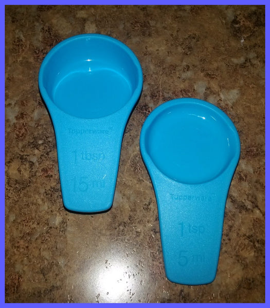 Tupperware SET / 2 MINI MAGNET MEASURE SPOONS 1 TBSP 1 TSP SPOON BLUE NEW - Plastic Glass and Wax ~ PGW