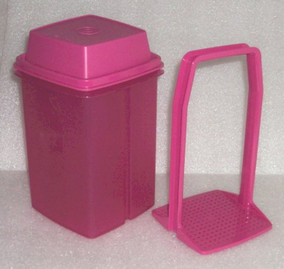 Tupperware Mini Round Pick-A-Deli 2 cups Berry Purple Color New sale