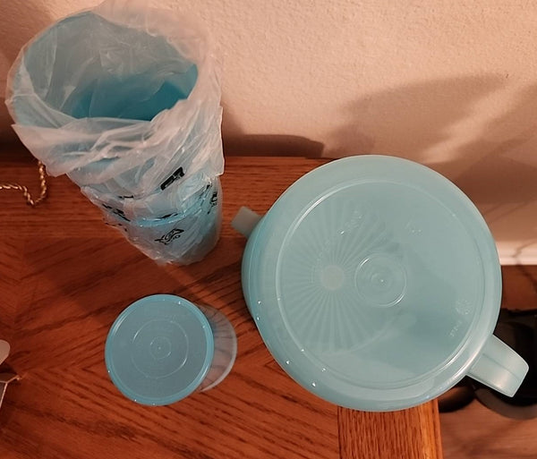 Tupperware 1.75-QT CLASSIC PITCHER & 4 STRAIGHT SIDED COORDINATING TUMBLERS AQUA