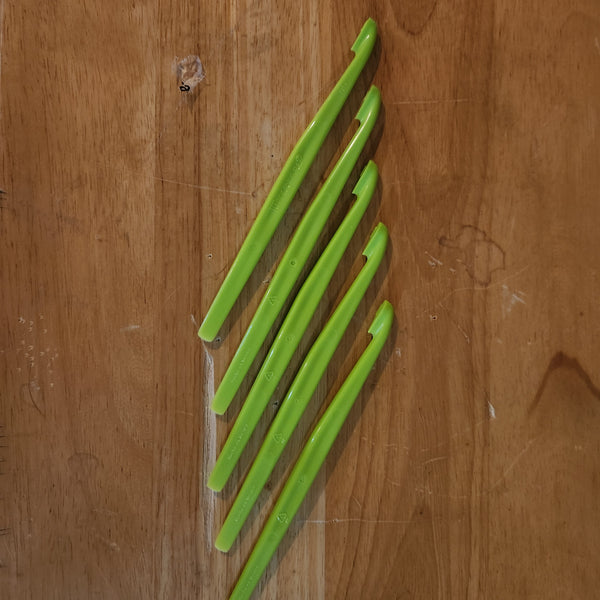 Tupperware 5 COLORED MULTI-PURPOSE ORANGE GRAPEFRUIT CITRUS PEELERS - LIME LIKE GREEN
