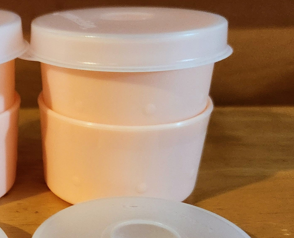 TUPPERWARE TUPPER MINI SMIDGET PILL KEEPER FOUR 1-OZ PALE PEACH SMIDGETS w/ SEALS