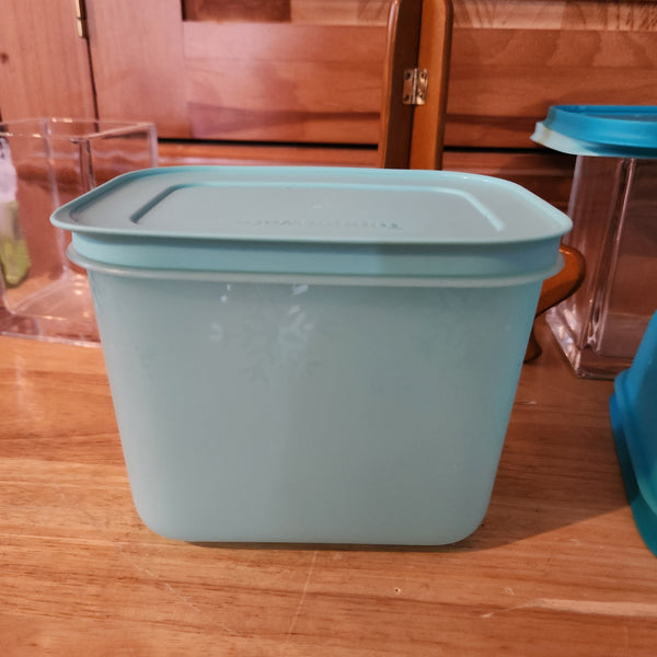 TUPPERWARE FREEZER MATES PLUS SNOWFLAKE STORAGE CONTAINER SMALL DEEP PURPLE SEAL 4.75-C