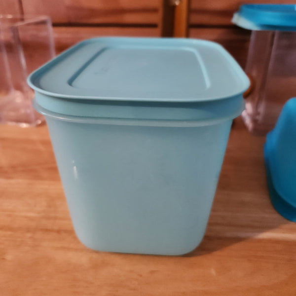 TUPPERWARE FREEZER MATES PLUS SNOWFLAKE STORAGE CONTAINER SMALL DEEP PURPLE SEAL 4.75-C
