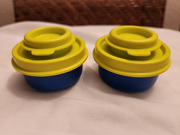 TUPPERWARE TUPPER MINI SMIDGET SALT & PEPPER SHAKER SET BLUE w/ SALSA VERDE FLIP SHAKERS