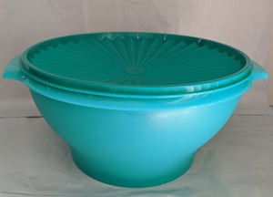 TUPPERWARE 17-cup TEAL SERVALIER BOWL w/ ONE-TOUCH ACCORDION ROUND SEAL