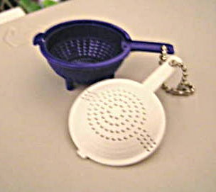 TUPPERWARE 1 Mini RARE DOUBLE COLANDER Key Chain Bold N Blue & White