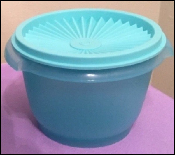 Tupperware Bowls Servalier 20 oz. Set / 2 BLUE Bowls w/ SNOW WHITE Instant Accordion Round Seals