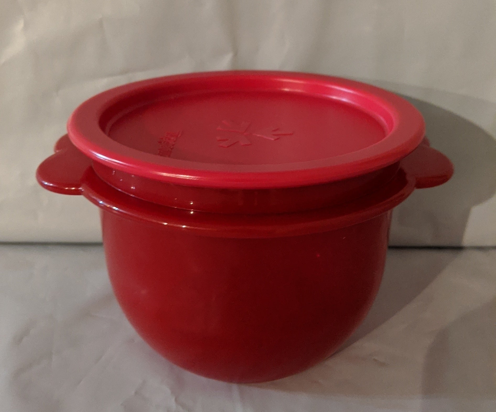 TUPPERWARE Flat Bottom Nesting Bowl 3.25-cup / 750 mL RED BOWL & ONE TOUCH SEAL