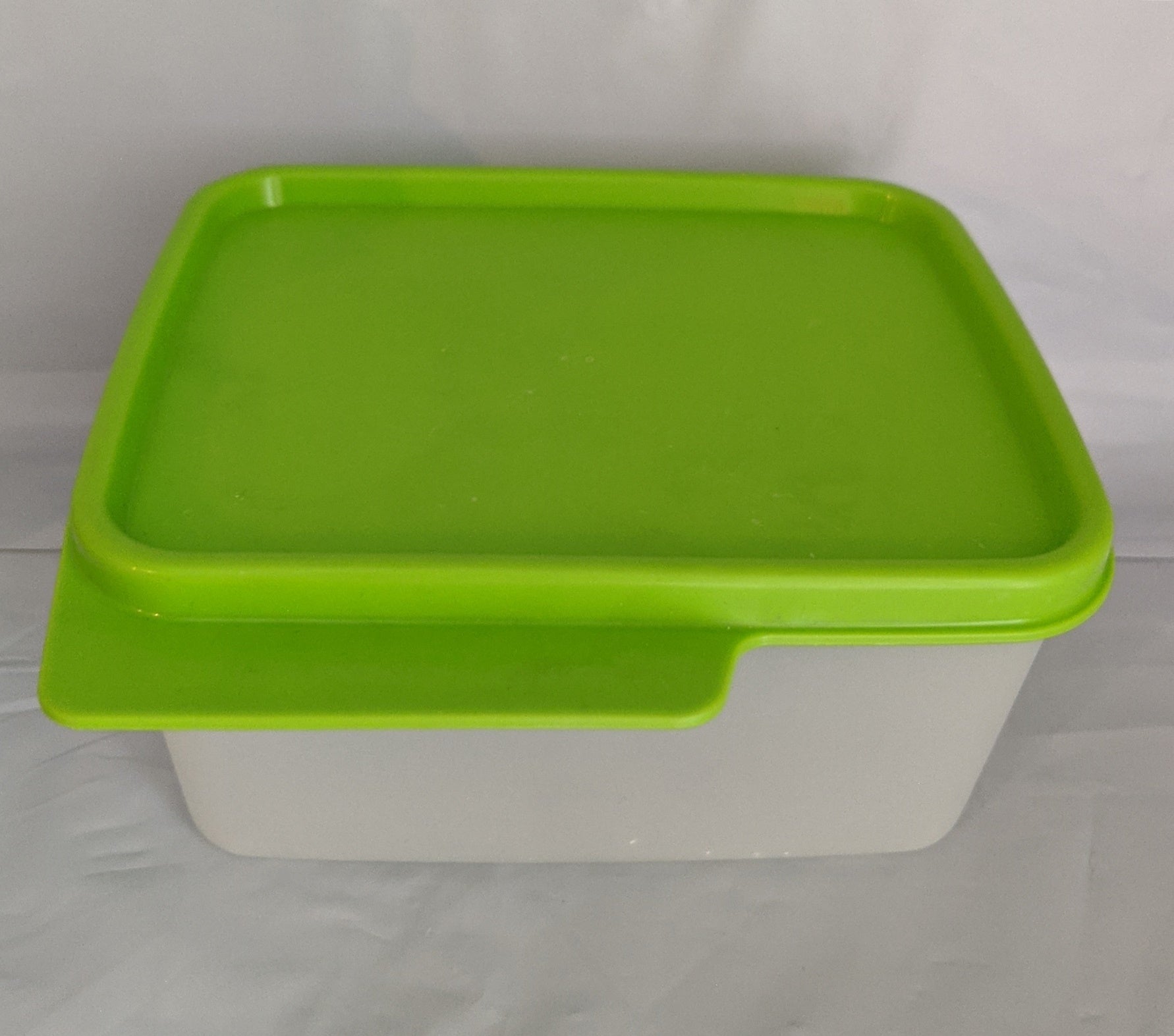 TUPPERWARE 1 SMALL KEEP TABS STORAGE KEEPER CONTAINER w/ LIME GREEN TABBED SEAL