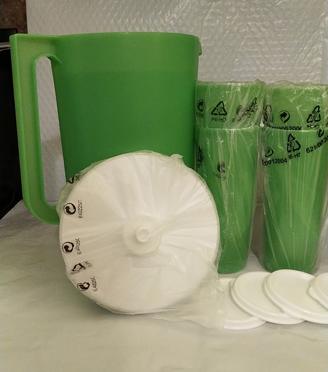 TUPPERWARE BEVERAGE SERVING SET 1 GALLON CLASSIC PITCHER & 4