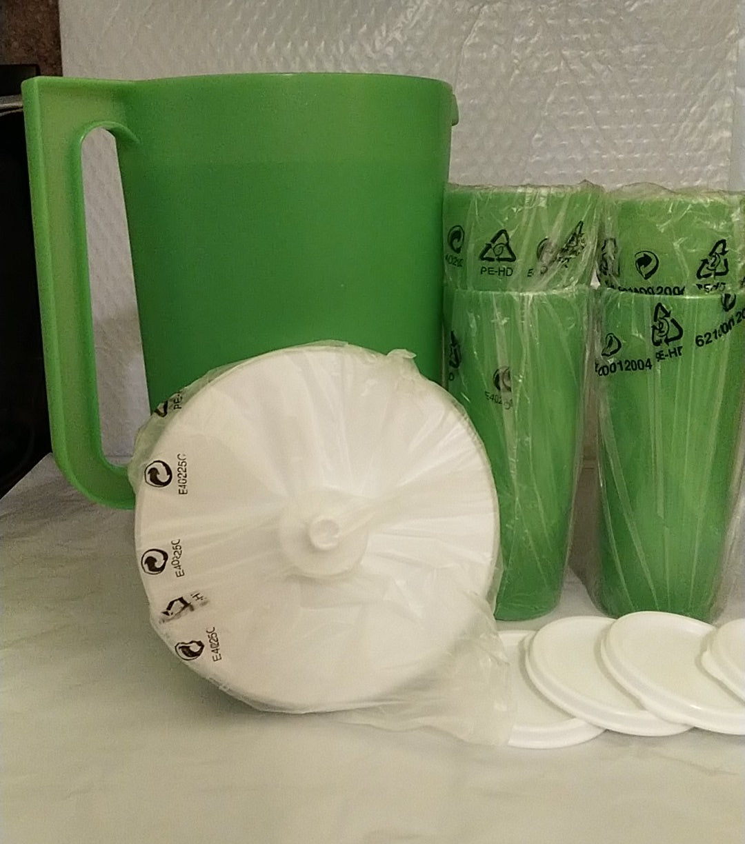 TUPPERWARE BEVERAGE SERVING SET 1 GALLON CLASSIC PITCHER & 4 TUMBLERS LIME GREEN SNOW WHITE SEALS - Plastic Glass and Wax