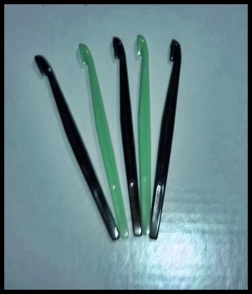 Tupperware LOT 5 COLORED MULTI-PURPOSE FRUIT CITRUS PEELERS - BLACK & GREEN - Plastic Glass and Wax