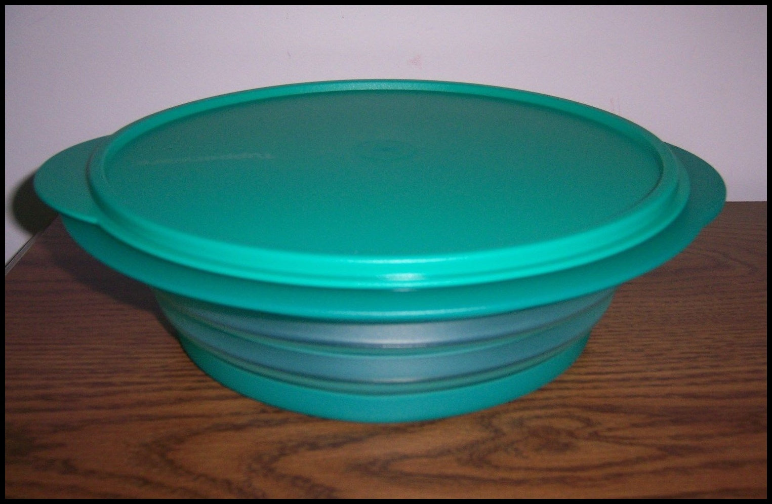 TUPPERWARE FLATOUT ROUND EXPANDABLE FLEX BOWL W/ SEAL 8.25-c TURQUISH TEAL