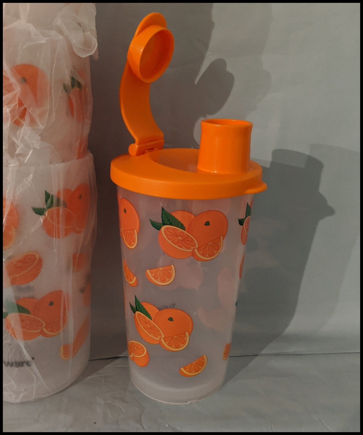 TUPPERWARE 4 12-oz / 330 mL STRAIGHT SIDED ORANGE FRUIT TUMBLERS w/ FLIP TOP SPOUT SEALS